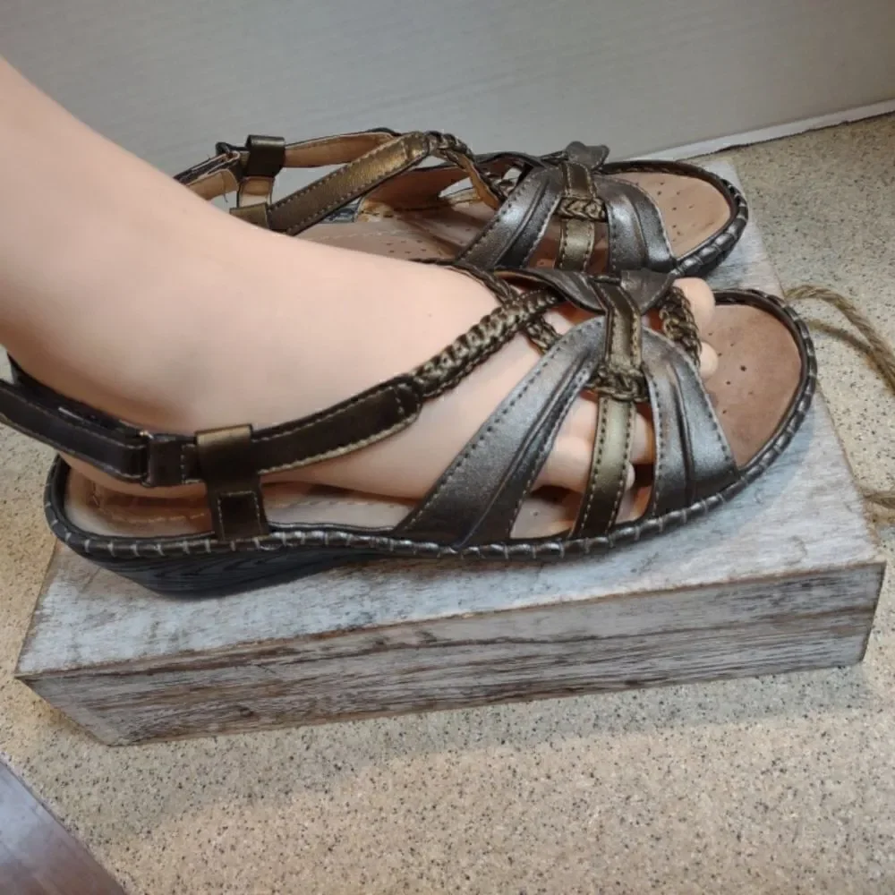 👍 Easy Spirit Bronze Strappy Sandals Size 7 M. A14